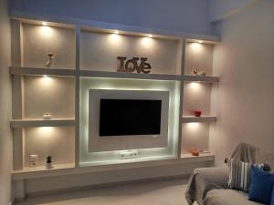 TV a/nebo společenská místnost v ubytování Cuka apartment 3BD nexto to metro and Piraeus Port