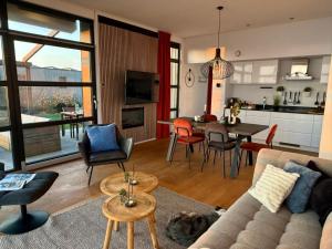 Η κουζίνα ή μικρή κουζίνα στο Enkhuizer Strand Chalet First Line Erste Reihe mit Zaun Haus Nr 214