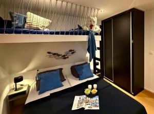 Ένα ή περισσότερα κρεβάτια σε δωμάτιο στο Enkhuizer Strand Chalet First Line Erste Reihe mit Zaun Haus Nr 214