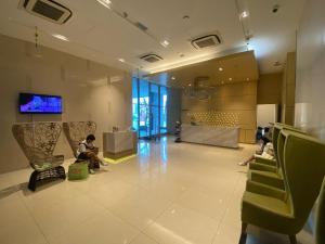 TV a/nebo společenská místnost v ubytování Skypool KL Free Infinity Pool over Kuala Lumpur