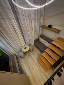 een kleine kamer met een bed en een tafel bij Espaço Versa Brooklin in Sao Paulo