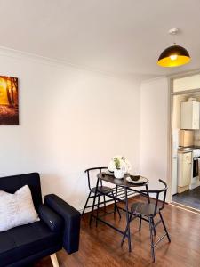 Гостиная зона в OG Premium Stay - Stylish 1-Bedroom Apartment with Sofa Bed, Netflix, Wi-Fi & Free Parking - Near Hospital & Central Location