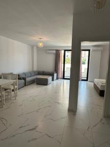 una sala de estar con un sofá y una mesa en J&P Apartments Saranda, en Sarandë