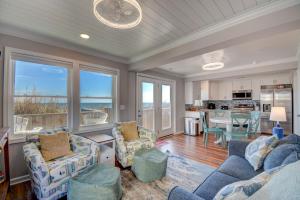 un salon avec deux canapés et une cuisine dans l'établissement Sea Biscuit, à Surf City