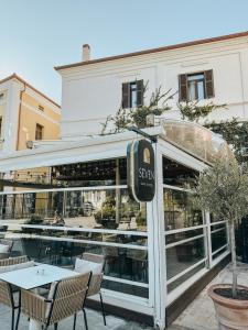 Photo de la galerie de l'établissement Seven cafe & hotel, à Pogradec