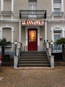 un edificio con una puerta roja y un cartel en él en Annapolis, en Aix-les-Bains