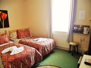 Postel nebo postele na pokoji v ubytování The Ellesmere Hotel Eastbourne