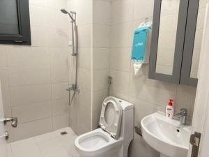 ダンマームにあるفيلا الدانهのトイレと洗面台のある小さなバスルーム +31枚の写真