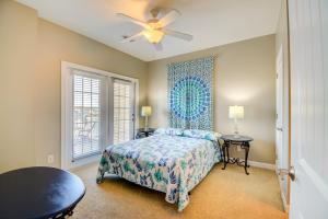 En eller flere senge i et værelse på Summer Winds 205 - Peep's Perch + 18 billeder