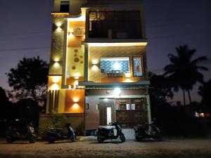 a group of motorcycles parked in front of a building at Home stay in Tiruvannāmalai