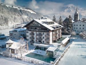 obraz hotelu na śniegu w obiekcie Hotel Der Löwe LEBE FREI w mieście Leogang