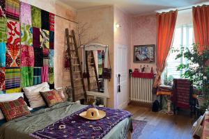 Un dormitorio con una cama con un sombrero encima. en Le Chapitre, en Nimes