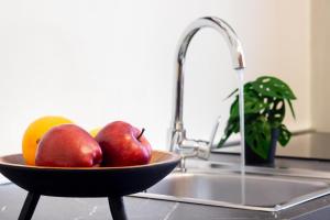a bowl of fruit on a counter next to a sink at COMO The Walls House a pochi passi dal Centro Wi-Fi AC in Como