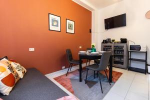a dining room with a table and chairs in a room at COMO The Walls House a pochi passi dal Centro Wi-Fi AC in Como