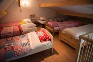 a room with four bunk beds in a room at B&B Logeren bij van Heeren in Made