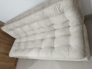 a white couch sitting on top of a wall at Económico práctico central in Cúcuta