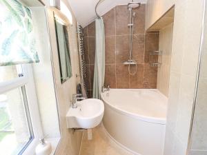 een badkamer met wastafel, douche en toilet bij Kirk Yett Cottage in Skipton +38 foto's