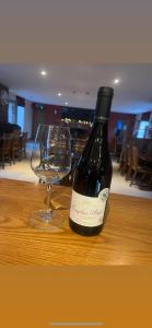 Una botella de vino y una copa en una mesa en The Bedlinog Inn, en Bedlinog 23 fotos más