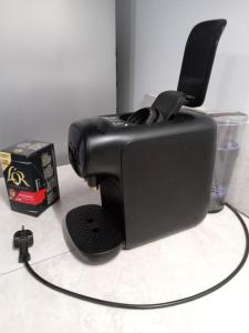 a black sewing machine sitting on top of a counter at Maison de campagne occitanie in Compolibat