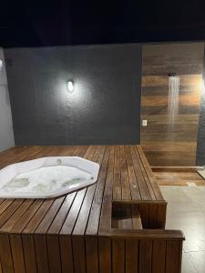 a bath tub sitting on top of a wooden platform at Casa em São João del Rei in São João del Rei +6 photos