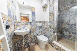 un bagno con wc, lavandino e doccia di Na Chicca - B&B a Melendugno