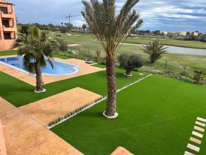 an aerial view of a yard with two palm trees at Casa Matthis in Los Alcázares