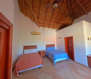 Postel nebo postele na pokoji v ubytování West Bay Colonial + 35 fotografií