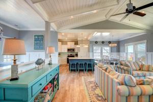 een woonkamer met een bank en een tafel bij Going Coastal in Surf City