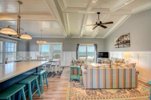 een woonkamer met een bank en een tafel bij Going Coastal in Surf City