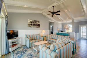 een woonkamer met twee banken en een tv bij Going Coastal in Surf City