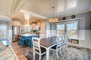 een keuken en eetkamer met een houten tafel en stoelen bij Going Coastal in Surf City +29 foto's