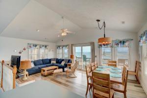 een woonkamer met een blauwe bank en een tafel bij Oakley's Oasis in Surf City