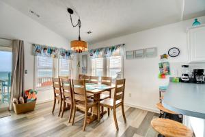 een keuken en eetkamer met een tafel en stoelen bij Oakley's Oasis in Surf City +27 foto's