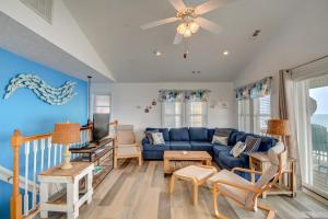 een woonkamer met een blauwe bank en stoelen bij Oakley's Oasis in Surf City