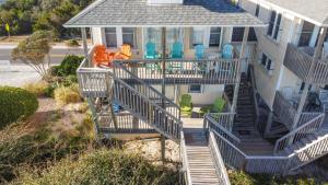 een luchtzicht op een huis met schommelstoelen bij Oakley's Oasis in Surf City