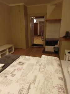 Postel nebo postele na pokoji v ubytování Kungsgården BnB