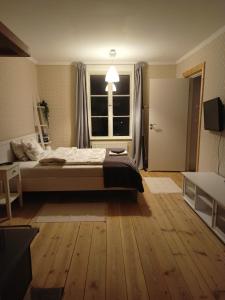 Postel nebo postele na pokoji v ubytování Kungsgården BnB