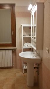 bagno con lavandino bianco e specchio di Residenza Leon a Castelnuovo del Garda