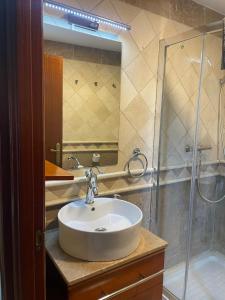 Bilik mandi di Apartamento Arco del Cristo