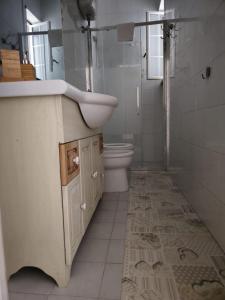 Savito Guest House mare في توري كان: حمام مع حوض ومرحاض