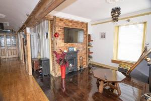 TV a/nebo společenská místnost v ubytování Quirky Apt - Sleeps 6 - Coastal Area - Parking