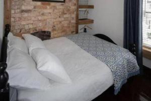 Postel nebo postele na pokoji v ubytování Quirky Apt - Sleeps 6 - Coastal Area - Parking