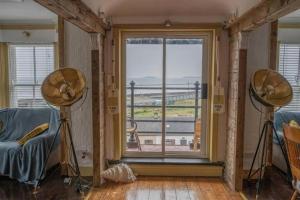 Posezení v ubytování Quirky Apt - Sleeps 6 - Coastal Area - Parking