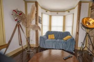 Posezení v ubytování Quirky Apt - Sleeps 6 - Coastal Area - Parking