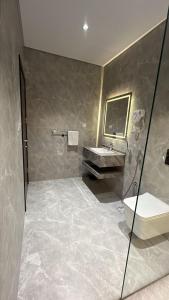 a bathroom with a sink and a toilet at الشاطئ الأبيض للشقق المخدومة in Rabigh +32 photos
