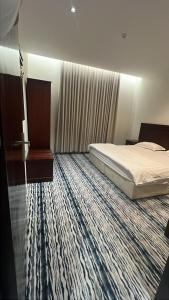 una habitación de hotel con una cama y una ventana en White Beach Hotel Suites, en Rabigh 34 fotos más