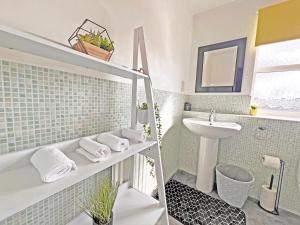 Ένα μπάνιο στο Miller House in Great location - Sleeps 14! Perfect for contractors +28 φωτογραφίες
