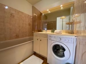 lavadero con lavadora y fregadero en Appartement Port Hyères 2 ch terrasses box, en Hyères