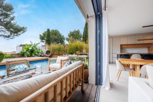 un patio con vista sulla piscina e su una casa di Villa Cosy Neuve 8 min à pieds des plages a Cassis