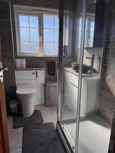 Ένα μπάνιο στο Luxury Chester House 3 bedroom with Ample living space